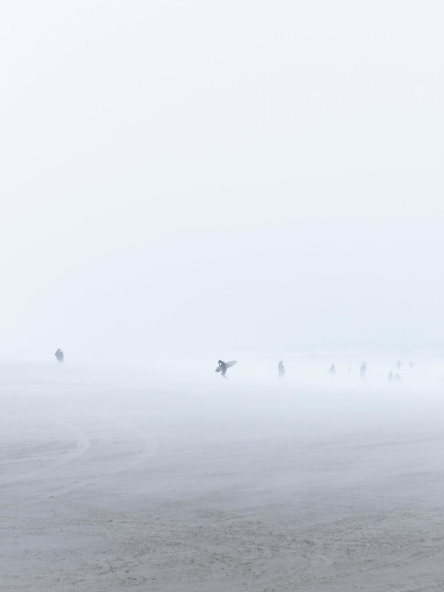 Photo print of a surfer on the Scheveningen beach during winter.