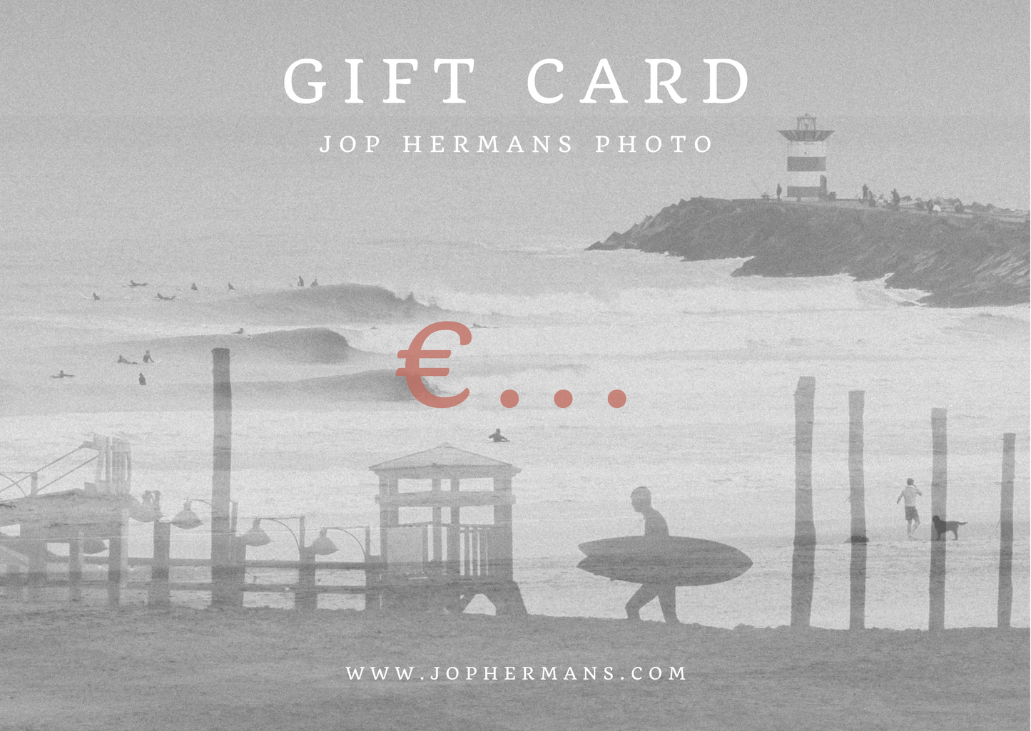 Een cadeaubon met een foto in zwart-wit van de surf scene in Schevenignen. Perfect als cadeau voor zee en surf liefhebbers.