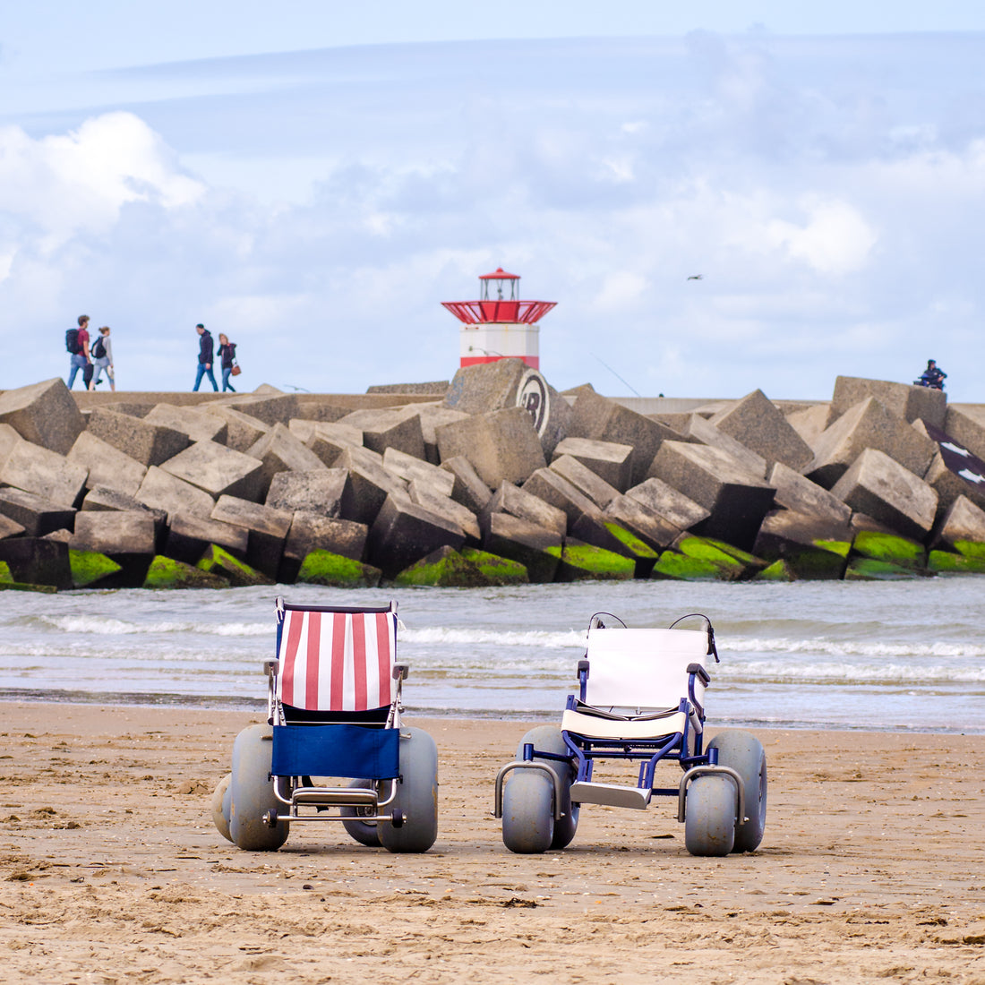 Rolstoelen van gehandicapte surfers op het strand van Scheveningen.