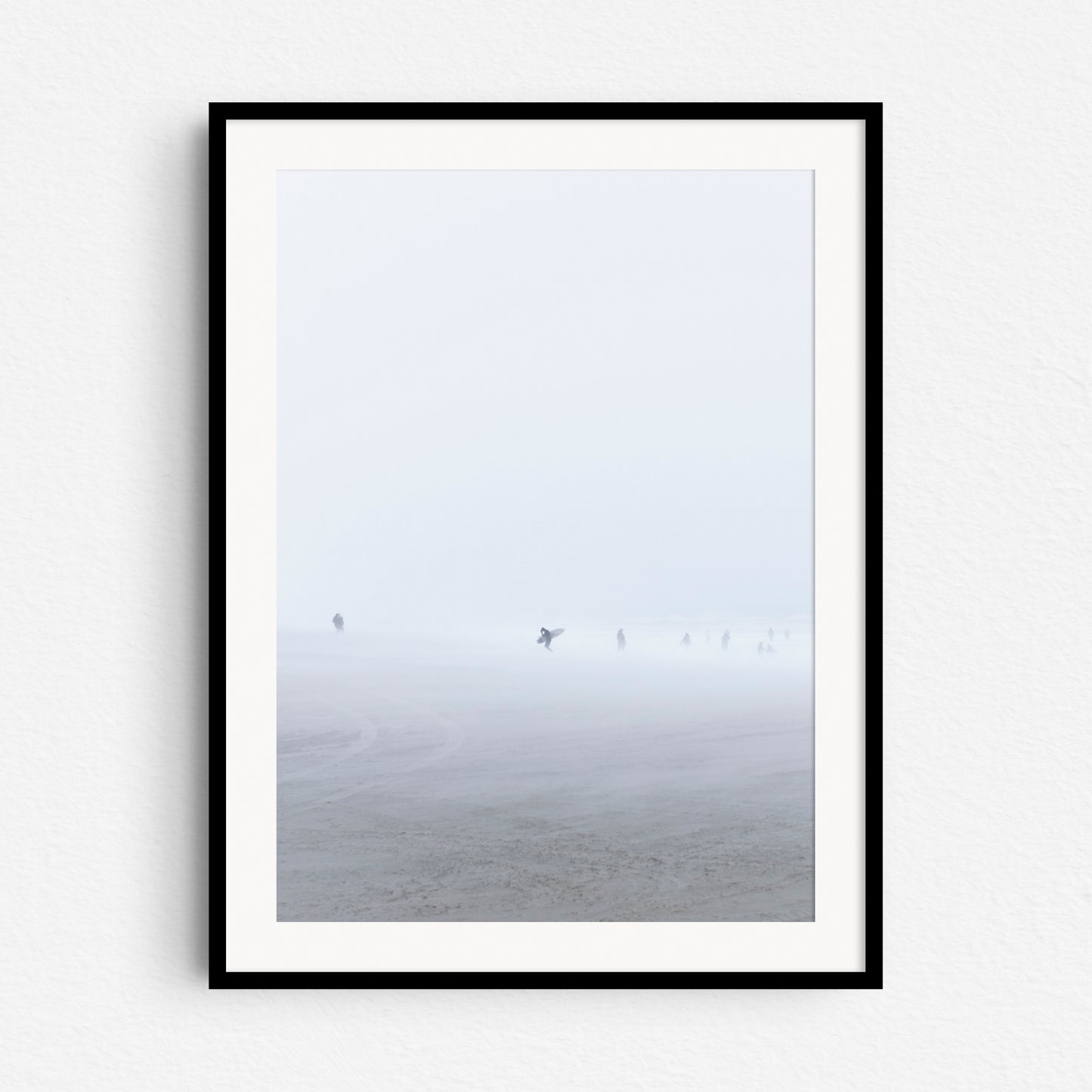 Een zwart houten frame met een winter surf photo.