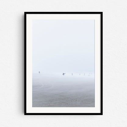 Een zwart houten frame met een winter surf photo.