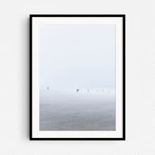 Load image into Gallery viewer, Een zwart houten frame met een winter surf photo.
