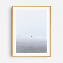 Load image into Gallery viewer, Een winter surf print in een naturel houten lijst.
