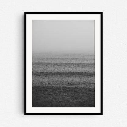 A black and white surf photo for your wall, framed in black wood with a white passe-partout.