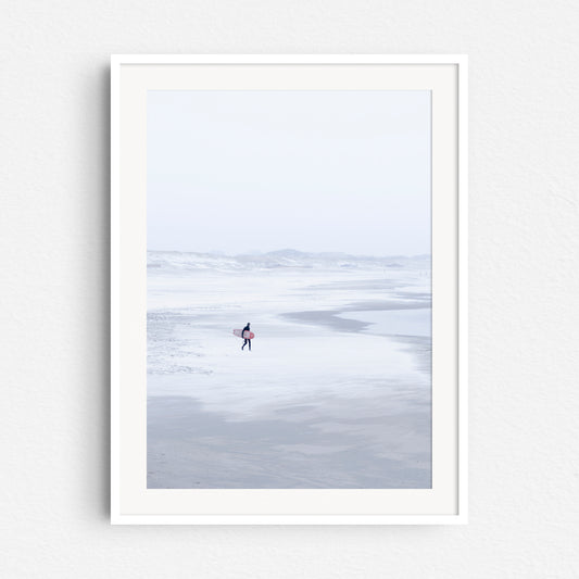 Photo print of a winter scene on the Scheveningen beach in a white wooden frame.