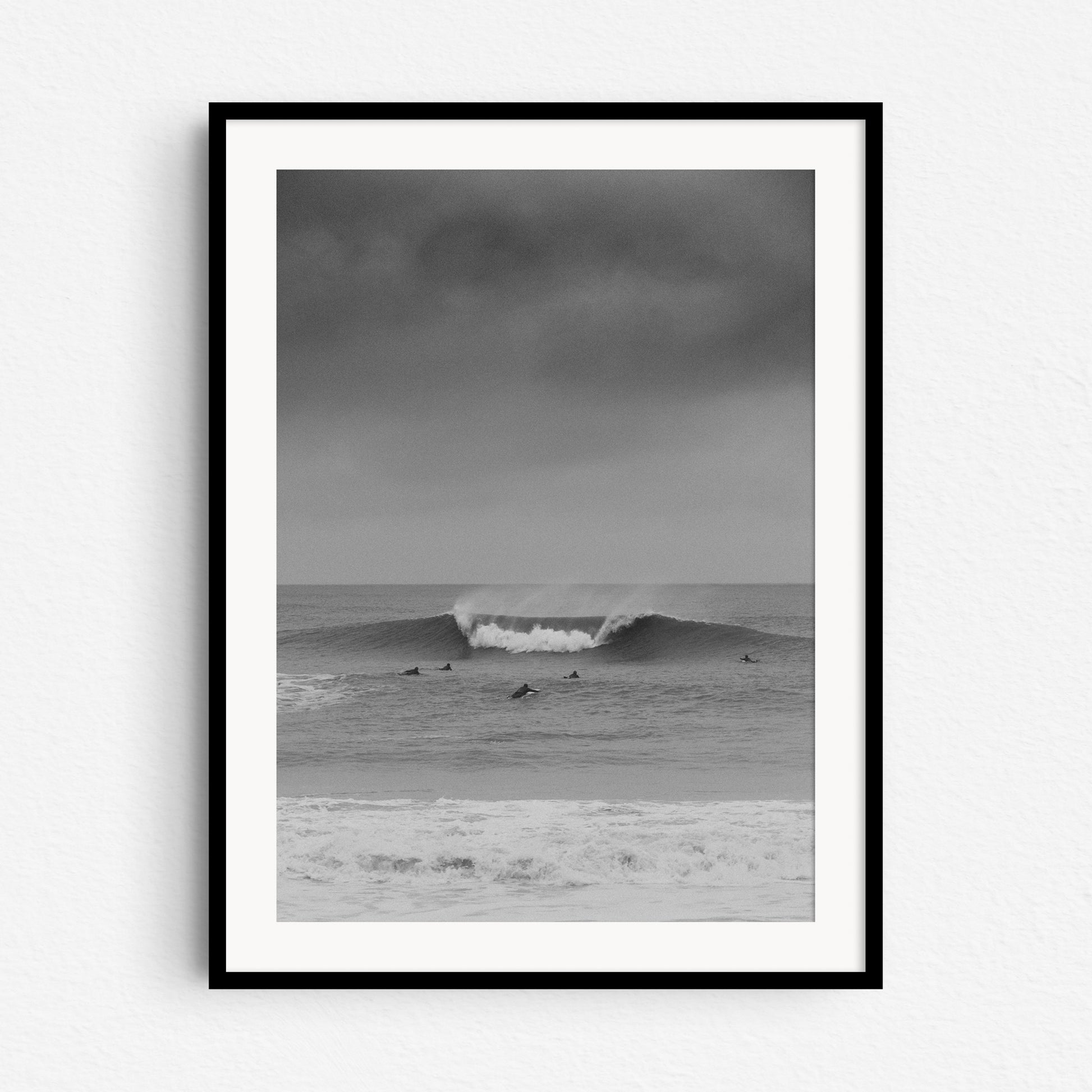 Black and white surf photography from Scheveningen in a black wooden frame.