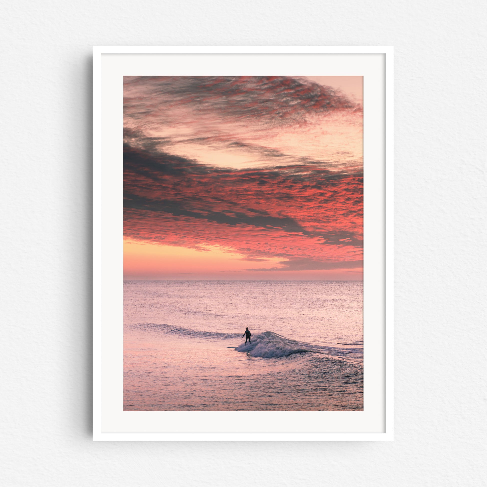 A peaceful North Sea sunset with soft waves and vibrant colors. Framed in white wood, it adds elegance and calm to your decor.