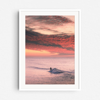 A peaceful North Sea sunset with soft waves and vibrant colors. Framed in white wood, it adds elegance and calm to your decor.