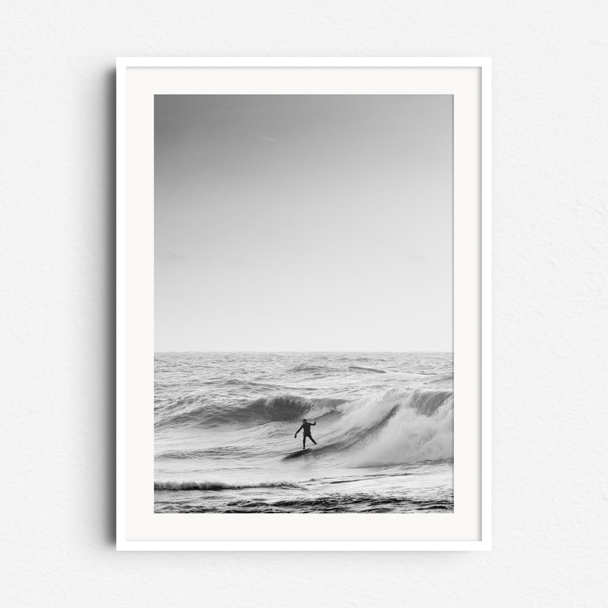 Silhouette of a surfer in the North Sea, framed in white wood, perfect for adding a touch of Scheveningen to your decor. Photographed by Jop Hermans.