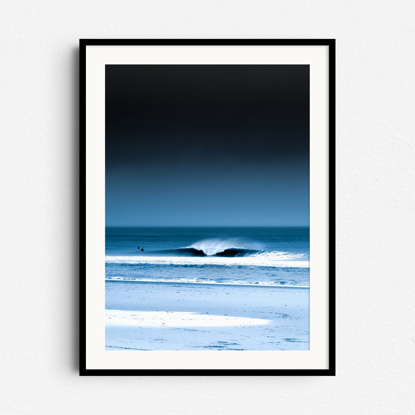 "Blue Horizon" – A serene North Sea wave under a dark gradient sky. Framed in black wood for dramatic, modern wall art with coastal vibes.