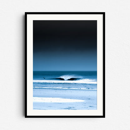 "Blue Horizon" – A serene North Sea wave under a dark gradient sky. Framed in black wood for dramatic, modern wall art with coastal vibes.