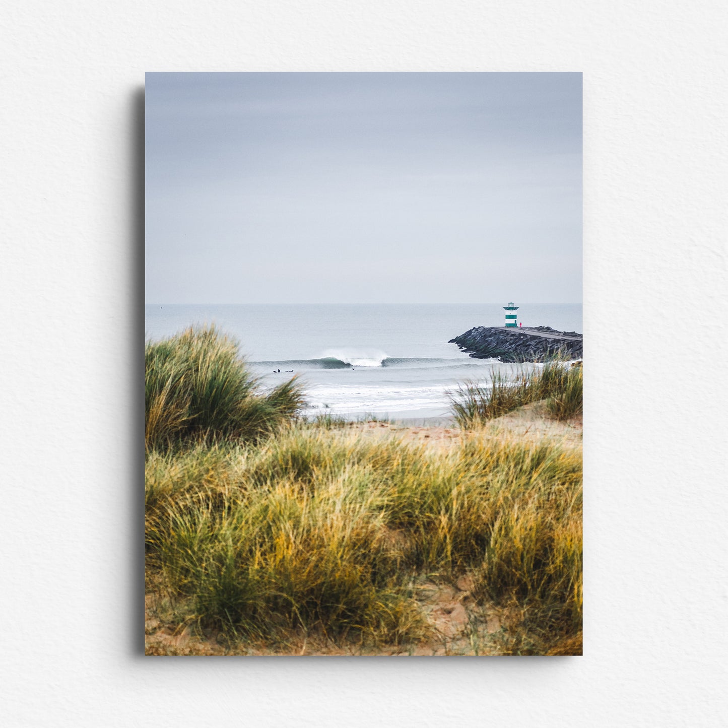 "Dutch Surf" with surfers, dunes, and the Scheveningen harbour. Photo poster printed on aluminium dibond that brings out the contrasting colours.