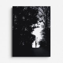 Afbeelding in Gallery-weergave laden, Black and white photo of a surfer silhouette standing in a forest, holding a longboard. Printed on Dibond for a sleek and modern photo poster on Aluminum Dibond.
