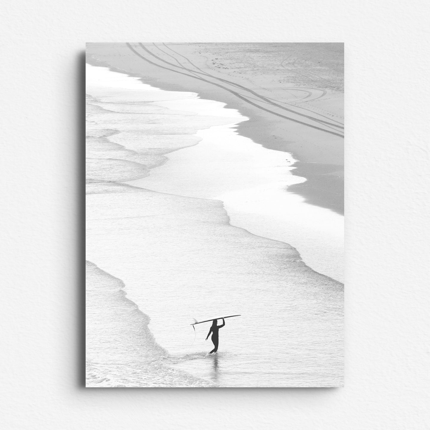 Black and white surf photography of a woman and her longboard, printed on Dibond for modern presentation. Dutch surf art bij Jop.